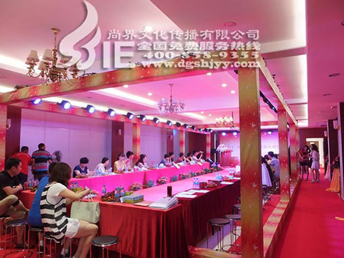 舞台搭建时舞台灯位与剧场建筑的配合有哪些要求？